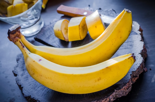 Frische Bananenscheiben auf einem Holzbrett