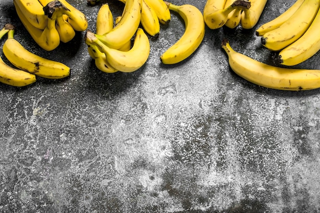 Frische Bananensträuße. Auf einem rustikalen Hintergrund.