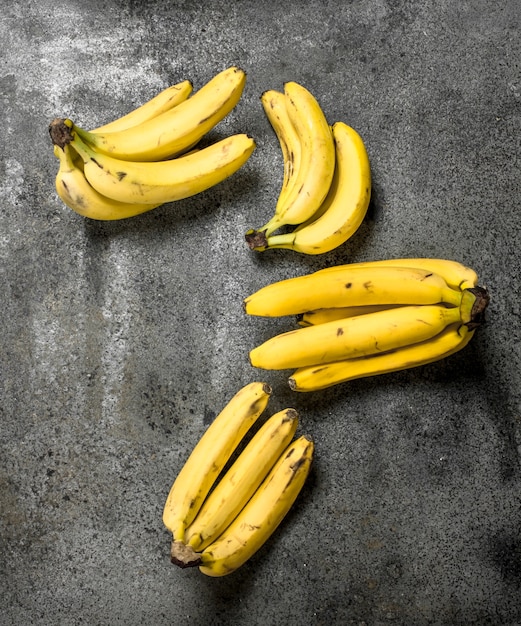 Frische Bananensträuße. Auf einem rustikalen Hintergrund.