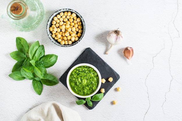 Frische Basilikum-Pesto-Sauce in einer Schüssel auf dem Tisch Hausgemachte herzhafte Snacks Draufsicht