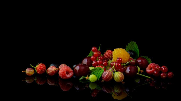 Frische Beeren auf einem schwarzen Hintergrund