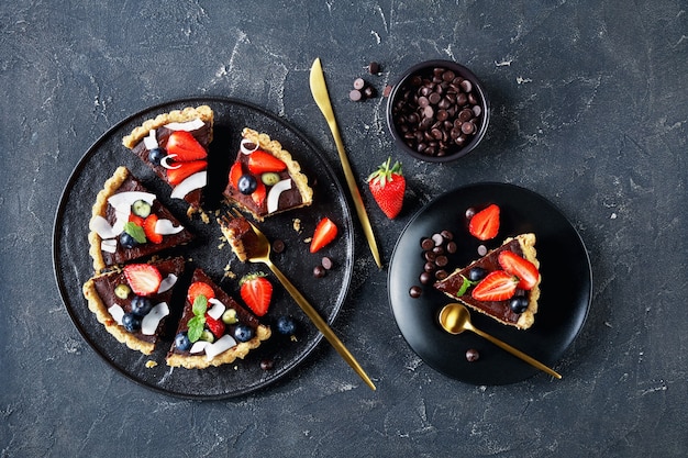 Frische Beeren des Schokoladen-Ganache-Kuchens