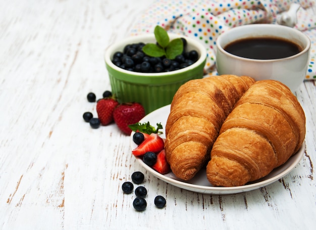 Frische Beeren, Kaffee und Croissants