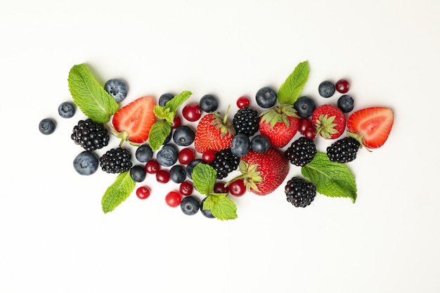 Frische Beeren mit Minze lässt Draufsicht