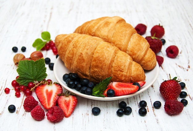 Frische Beeren und Croissants