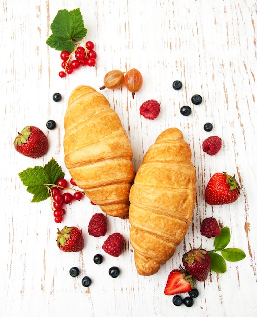 Frische Beeren und Croissants