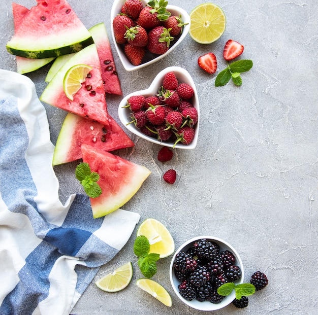 Frische Beeren und Früchte