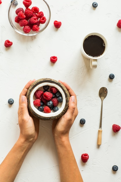 Frische Beeren und Kokosnuss und eine Tasse Kaffee