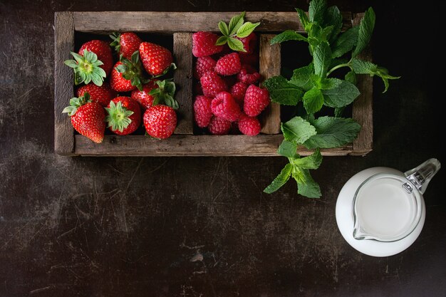 Frische Beeren und Minze