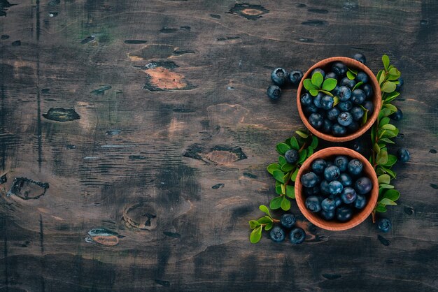 Frische Beeren von Heidelbeeren Auf einem hölzernen Hintergrund Ansicht von oben Freier Speicherplatz für Ihren Text