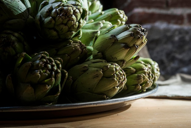 frische Bio-Artischocken vor dem Kochen in einem Restaurant Cynara scolymus Asteraceae Familie