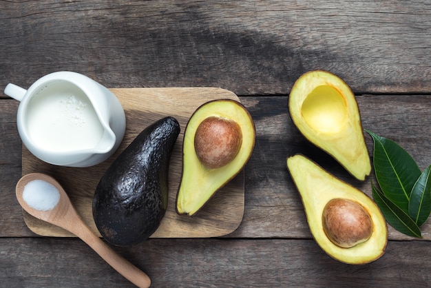 frische Bio-Avocado auf alten Holztisch