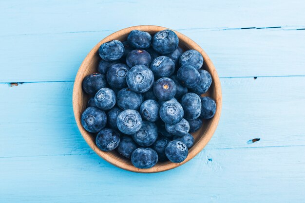 Frische Bio-Blaubeeren in Holzschale