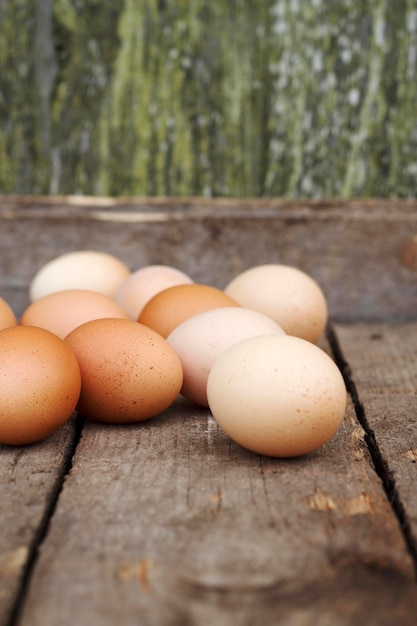 frische Bio-Eier auf dem alten rustikalen Tisch mit Nahaufnahme