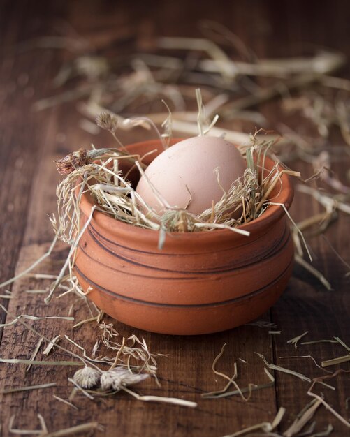 Foto frische bio-eier auf einem tisch