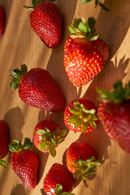 Frische Bio-Erdbeeren auf einem Holzschneidebrett Erdbeerbanner