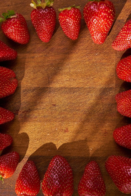 Frische Bio-Erdbeeren auf einem Holzschneidebrett