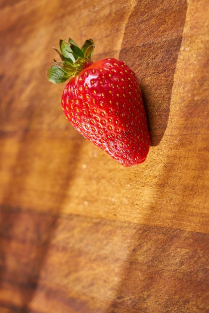 Frische Bio-Erdbeeren auf einer Holzoberfläche