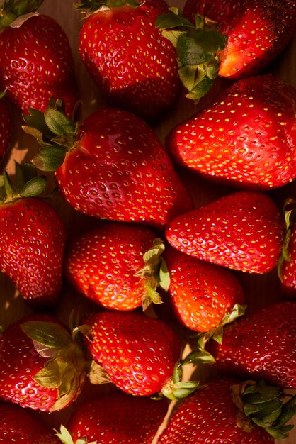 Frische Bio-Erdbeeren auf einer Holzoberfläche