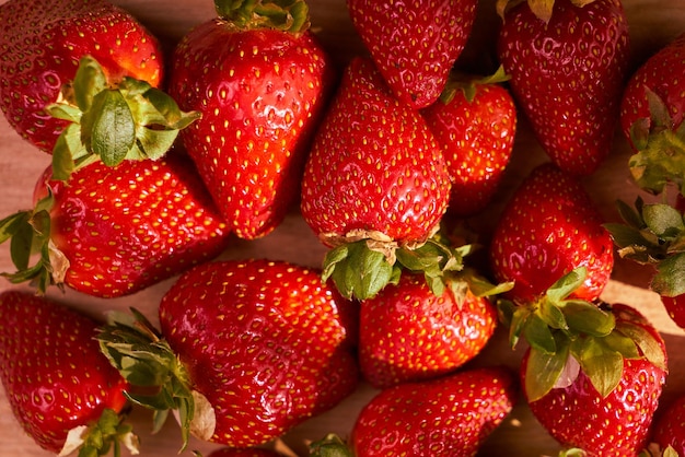 Frische Bio-Erdbeeren auf einer Holzoberfläche