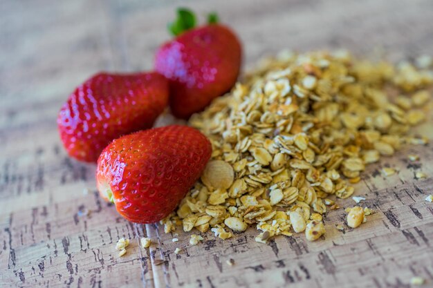 Frische Bio-Erdbeeren mit Müsli am Morgen