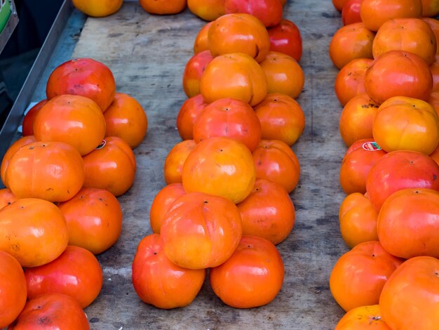 Frische Bio-Kakis auf dem Marktplatz