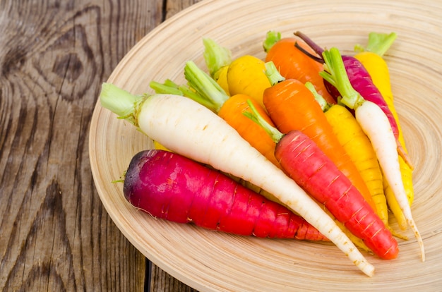 Frische Bio-Karotten verschiedener Arten und Farben