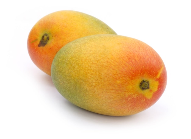 Frische Bio-Mango auf weißem Hintergrund