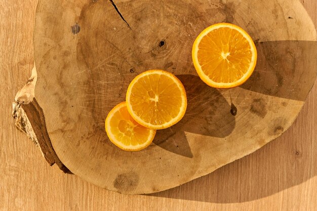 Frische Bio-Orangenscheiben auf einer hölzernen Küchentheke.