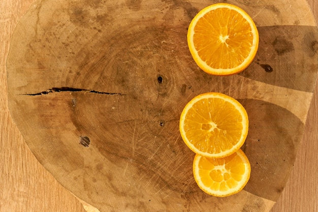 Frische Bio-Orangenscheiben auf einer hölzernen Küchentheke.