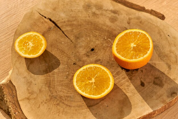 Frische Bio-Orangenscheiben auf einer hölzernen Küchentheke.