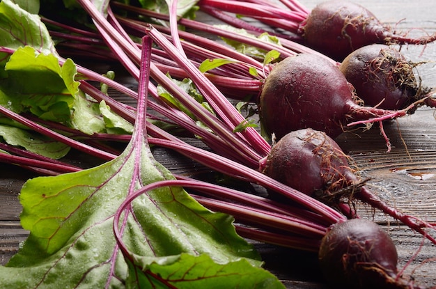 Frische Bio-Rote Beete auf rustikalem Holztisch in der Küche, Nahaufnahme