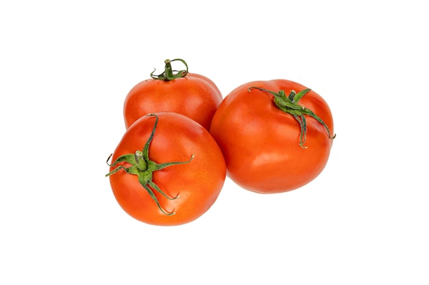 Frische Bio-Tomaten mit grünen Blättern lokalisiert auf Weiß