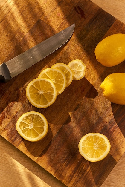 Frische Bio-Zitronen auf einem Holzschneidebrett. Zitronenbanner. Limonadenbanner