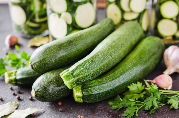 Frische Bio-Zucchini, Knoblauch und Petersilie, Kräuter und Gewürze.