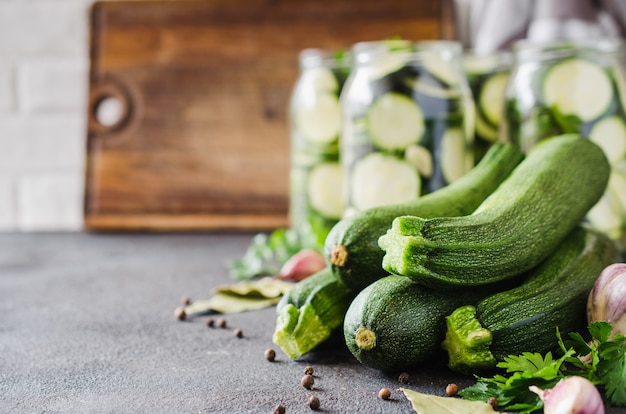 Frische Bio-Zucchini, Knoblauch und Petersilie