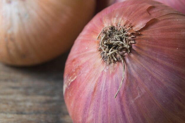 Foto frische bio-zwiebeln verschiedener arten in einem korb auf einem alten holztisch