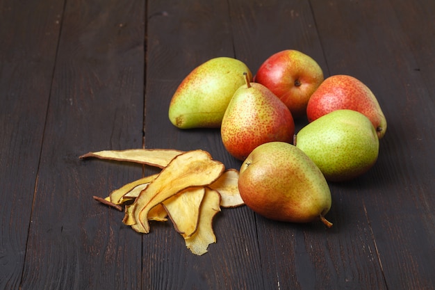 Frische Birne mit getrockneten Birnenscheiben (Pommes)