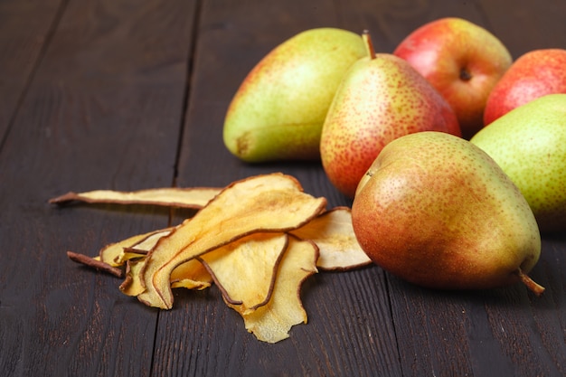 Frische Birne mit getrockneten Birnenscheiben (Pommes)