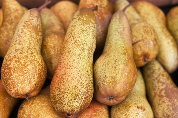 Frische Birnen auf einem italienischen Bauernmarkt