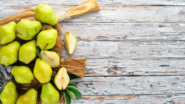 Frische Birnen auf einem weißen Holztisch Früchte Freier Platz für Text Ansicht von oben