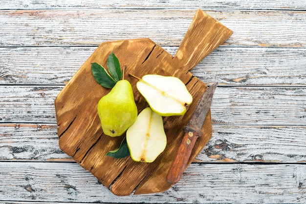 Frische Birnen auf einem weißen Holztisch Früchte Freier Platz für Text Ansicht von oben