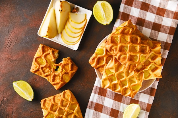 Frische Blätterteig-Mini-Kuchen mit Birnen- und Limettenmarmelade