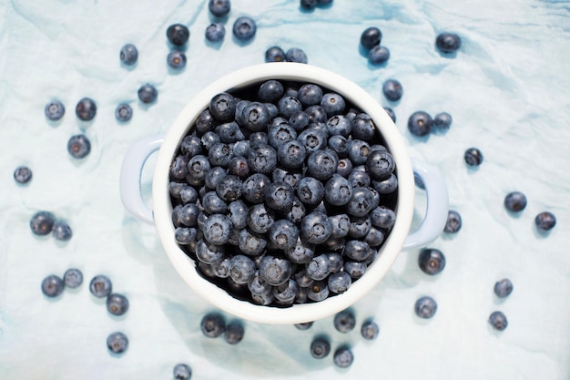 Frische Blaubeere in einem blauen Kochtopf auf blauem Hintergrund