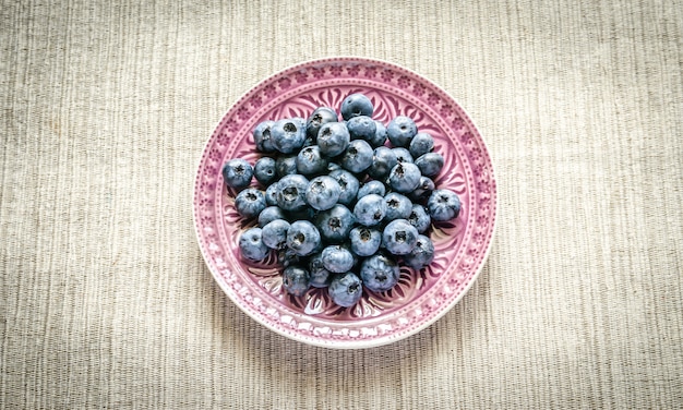 Frische Blaubeeren auf dem dekorierten Teller