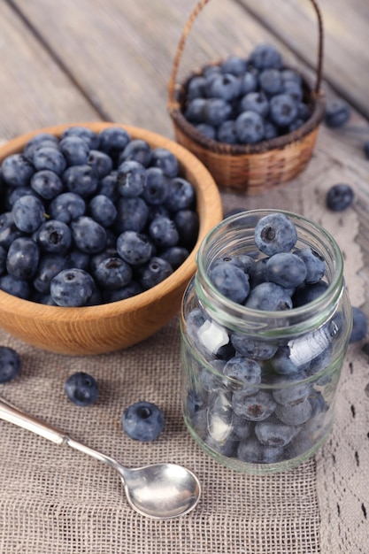 Frische Blaubeeren auf Holztisch