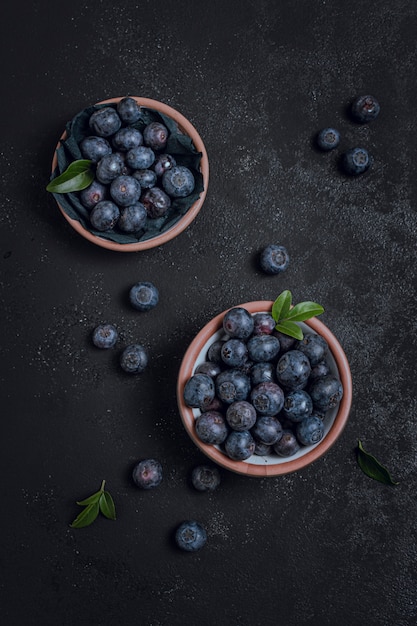 Frische Blaubeeren der Draufsicht in den Schüsseln