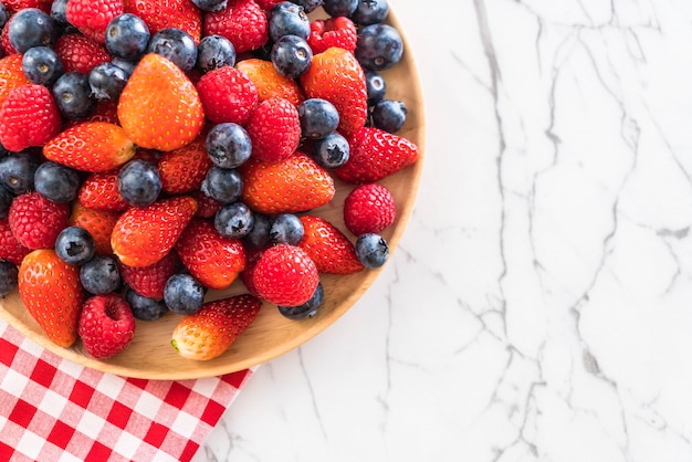 frische Blaubeeren, Erdbeeren und Himbeeren