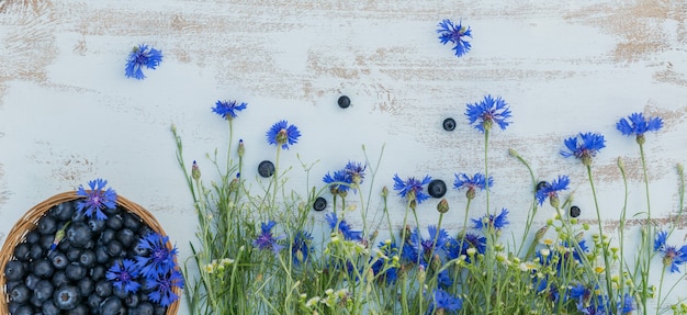 Frische Blaubeeren im Korb mit Blumenmuster-Draufsicht