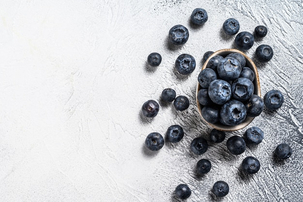 Frische Blaubeeren in einer Keramikschale